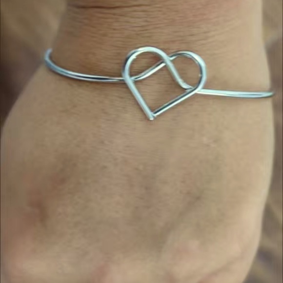 ‼️LAST ONE‼️ NWT 💙♥️💜 STAINLESS STEEL WIRE HEART OPEN CUFF BRACELET Unisex OS - Picture 6 of 7
